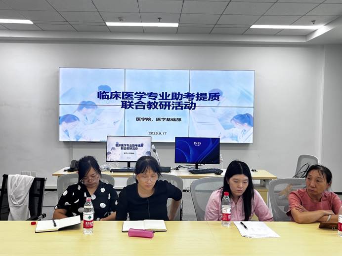 一群人坐在桌子前AI 生成的内容可能不正确。