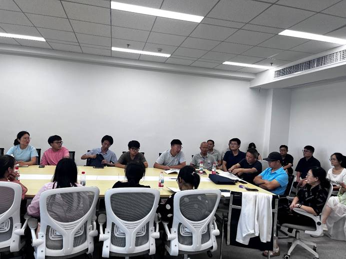 一群人站在台上AI 生成的内容可能不正确。
