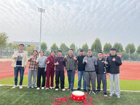 一群人站在草地上AI 生成的内容可能不正确。