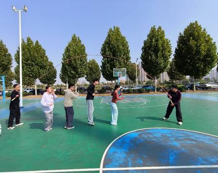 一群人站在水里AI 生成的内容可能不正确。